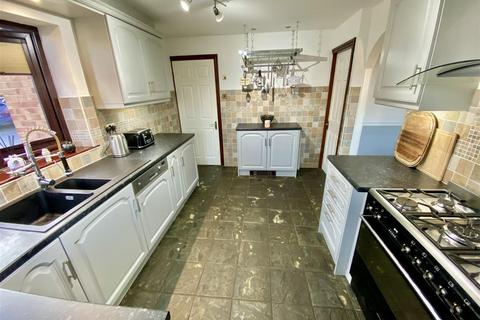 4 bedroom detached house for sale, Headlands Road, Liversedge