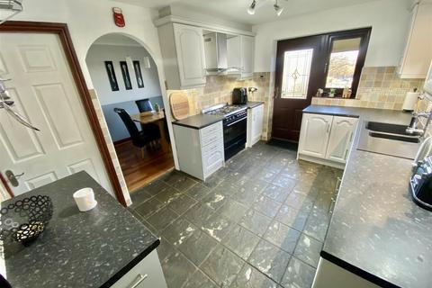 4 bedroom detached house for sale, Headlands Road, Liversedge