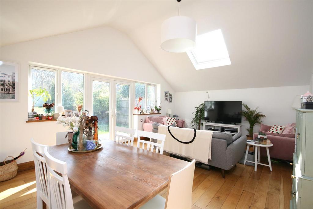 Lounge/Dining Room