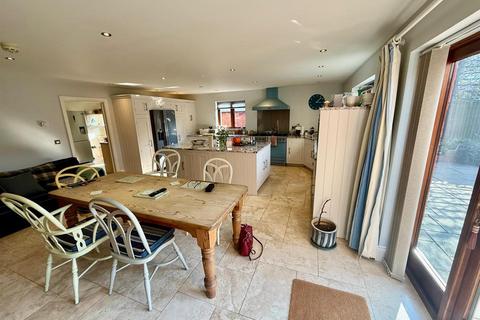 4 bedroom detached house for sale, Cypress Gardens, Hereford