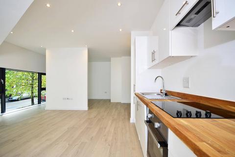 Studio to rent, Guildford Road, Woking, GU22