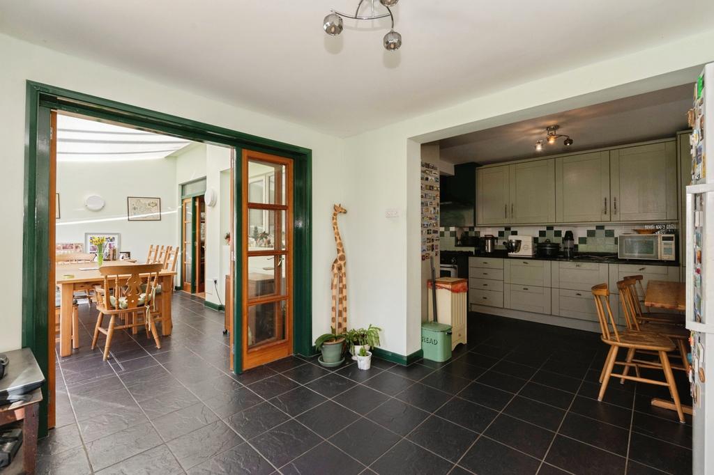 Kitchen/Cons