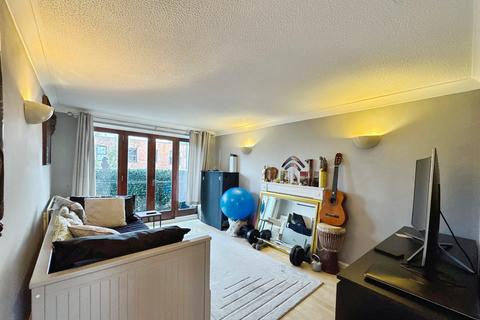 2 bedroom flat to rent, De Vere Court, Stratford-upon-Avon, CV37