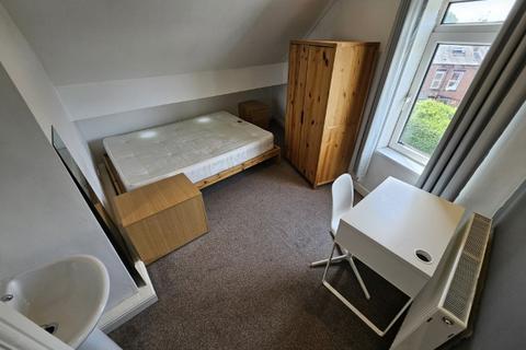 3 bedroom terraced house to rent, Beechwood Grove, Burley, LEEDS, LS4 2LT