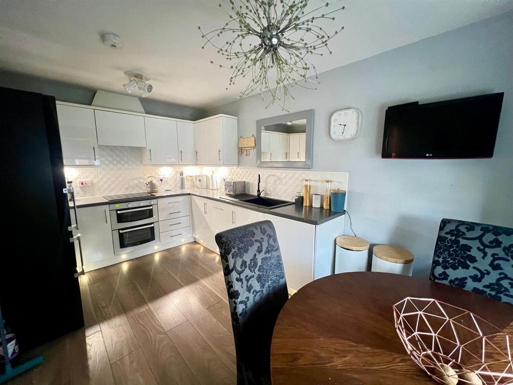 Kitchen 2.jpg