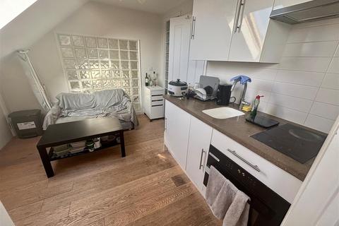 1 bedroom flat to rent, Avondale Avenue, London