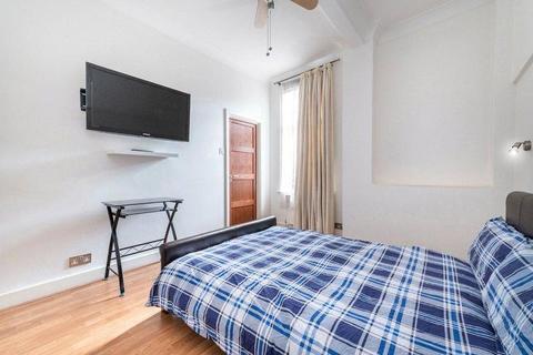 2 bedroom flat to rent, Hallam Street, London