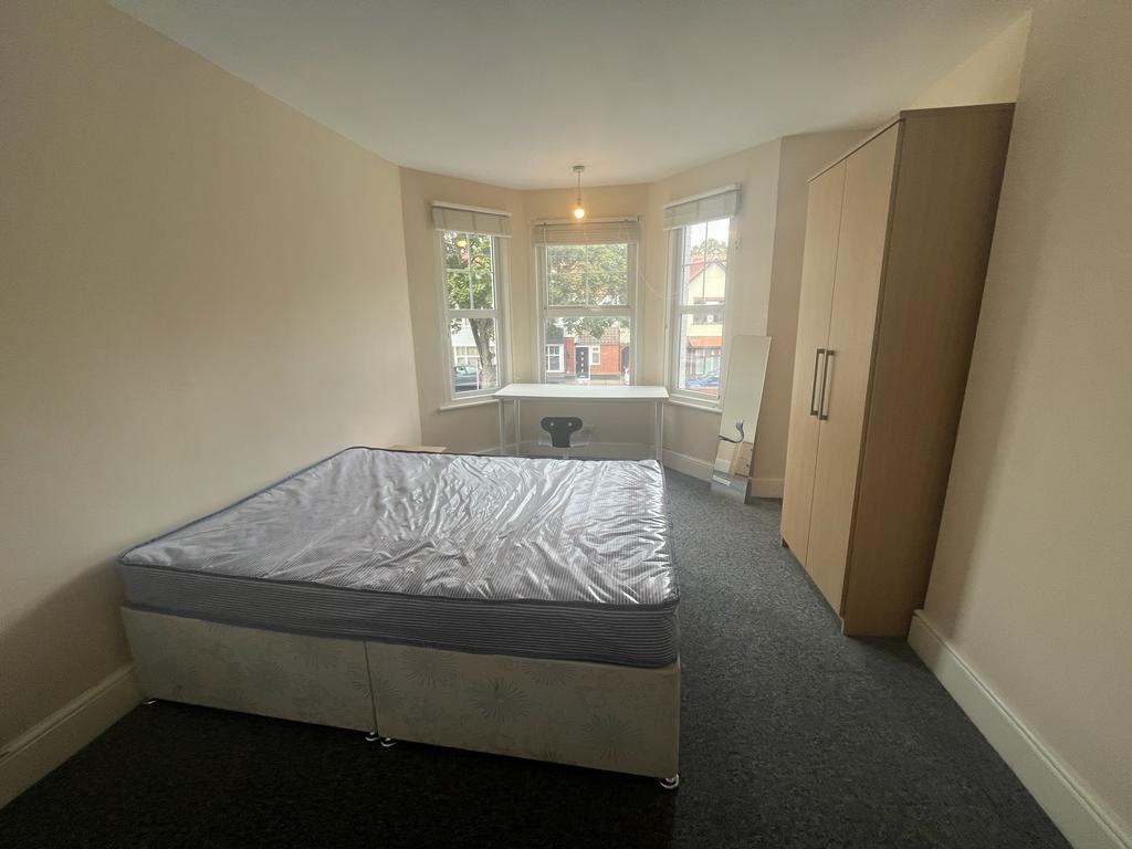 Bright double bedroom with a large bay window, ...