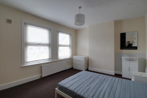1 bedroom bedsit to rent, Davidson Road, Croydon CR0
