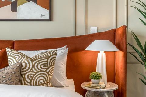 undefined, at Kew Bridge Rise, Brentford TW8