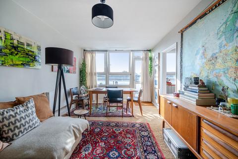 2 bedroom flat for sale, Rosenau Road, London, SW11