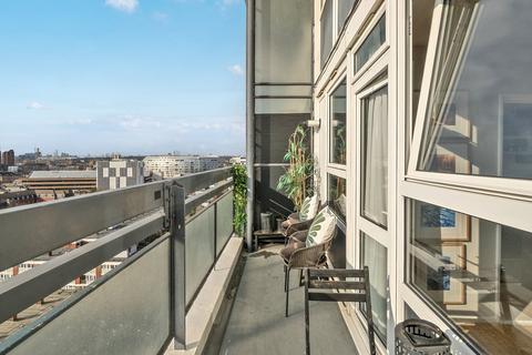 2 bedroom flat for sale, Rosenau Road, London, SW11