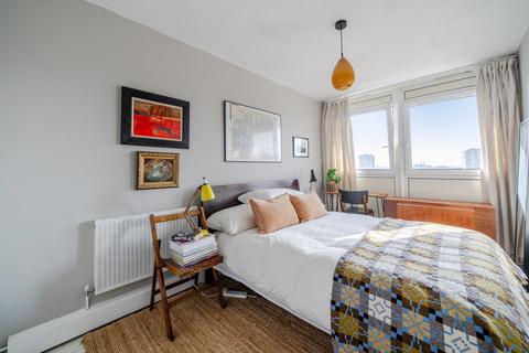 2 bedroom flat for sale, Rosenau Road, London, SW11