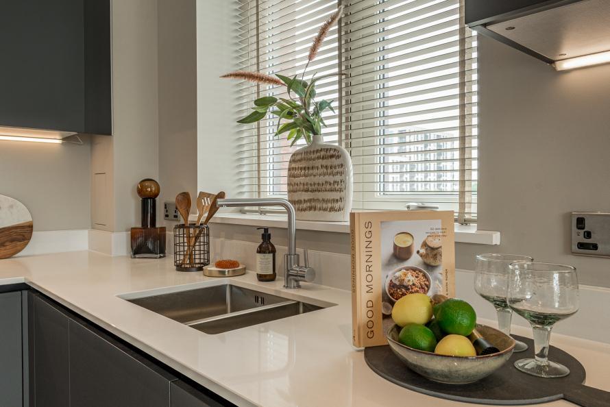 Kitchen sink &amp; window close