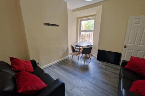 4 bedroom terraced house to rent, Barff Road, Salford