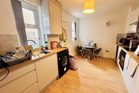 4 bedroom terraced house to rent, Barff Road, Salford