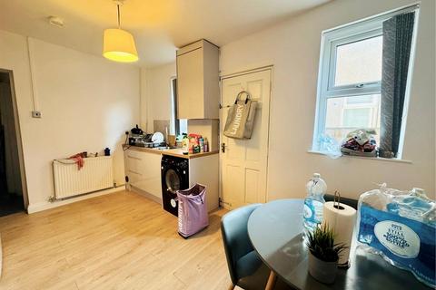 4 bedroom terraced house to rent, Barff Road, Salford