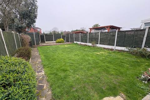 3 bedroom terraced house to rent, Linley Crescent, Romford RM7