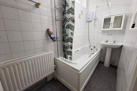 3 bedroom terraced house to rent, Linley Crescent, Romford RM7