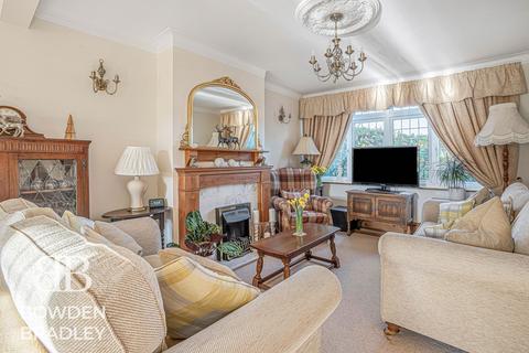 4 bedroom semi-detached house for sale, Pettits Lane North, Romford, RM1