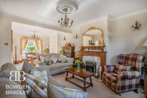 4 bedroom semi-detached house for sale, Pettits Lane North, Romford, RM1