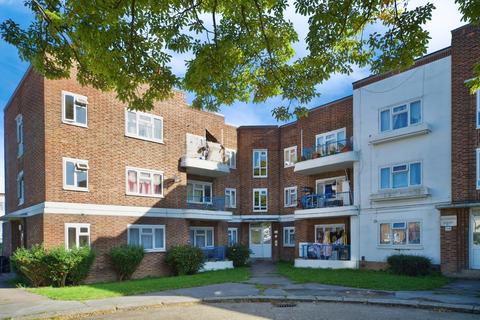 3 bedroom flat for sale - Church Lane, London, NW9