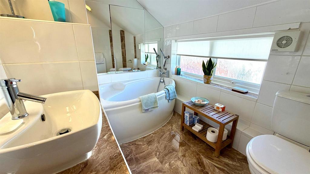 Tiled en suite 3 piece bathroom