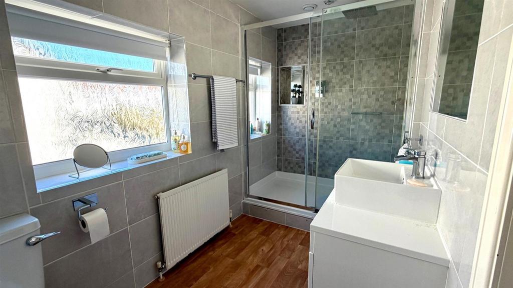 Tiled 3 piece bathroom
