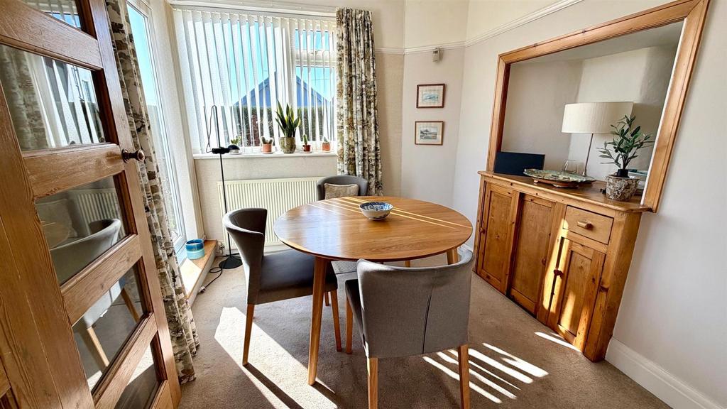 Dual aspect dining room