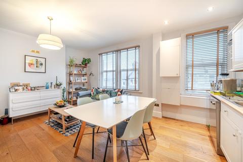2 bedroom flat to rent, Gascony Avenue London NW6
