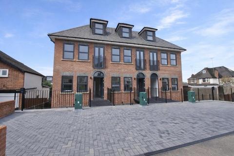 5 bedroom terraced house to rent, Silverdale Road, Bushey WD23