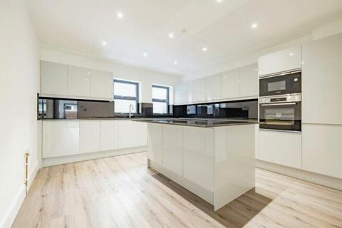 5 bedroom terraced house to rent, Silverdale Road, Bushey WD23