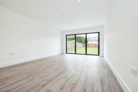 5 bedroom terraced house to rent, Silverdale Road, Bushey WD23