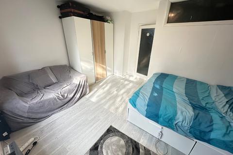 Studio to rent, Viceroy Court, High Street South, Dunstable, Bedfordshire, LU6 3HW