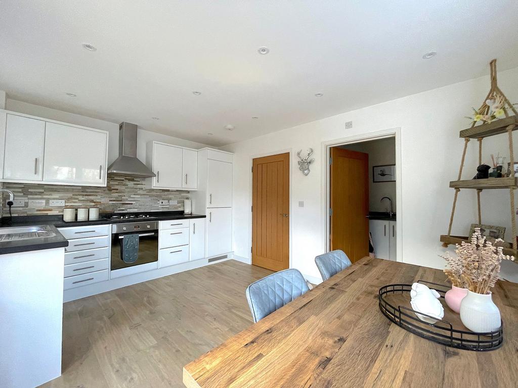Kitchen/Dining Room (2)