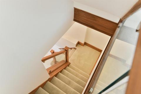 4 bedroom apartment for sale, Woodland Way, Kingswood