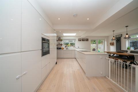 undefined, Chiltern Avenue, Edlesborough, LU6 2HY