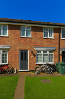 3 bedroom house to rent, Spencer Way, Redhill, RH1