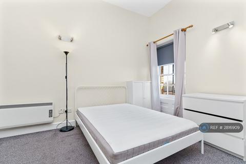 Studio to rent, High St, London, N8