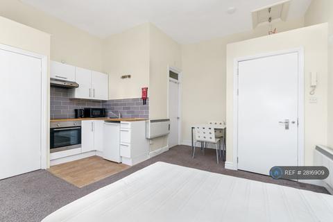 Studio to rent, High St, London, N8