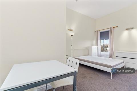 Studio to rent, High St, London, N8
