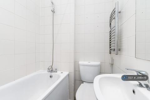 Studio to rent, High St, London, N8