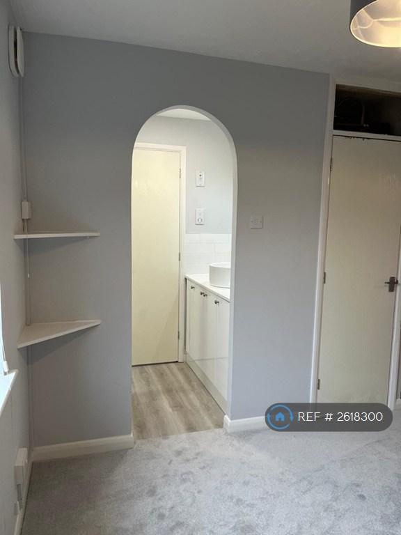 Bedroom/Washroom