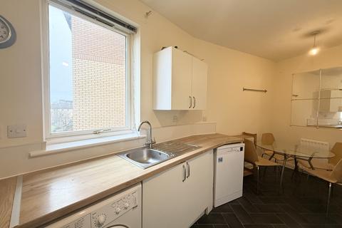 3 bedroom flat to rent, Errol Gardens, Glasgow, G5