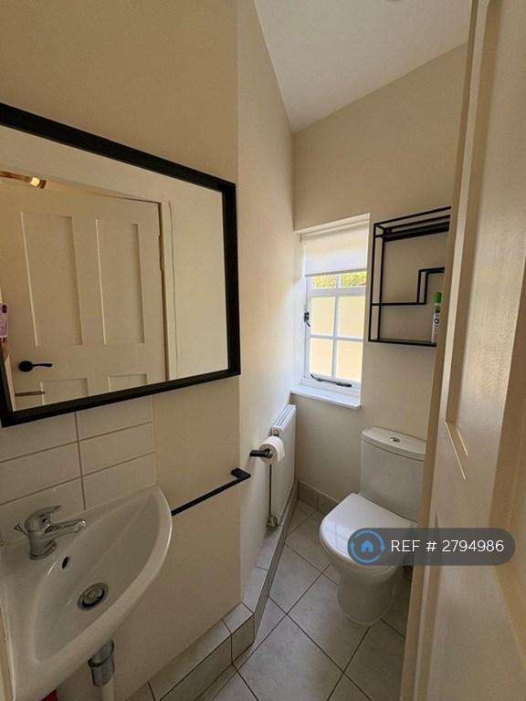 Downstairs Toilet/Cloakroom