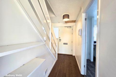 2 bedroom maisonette for sale, West Close, Edmonton, N9