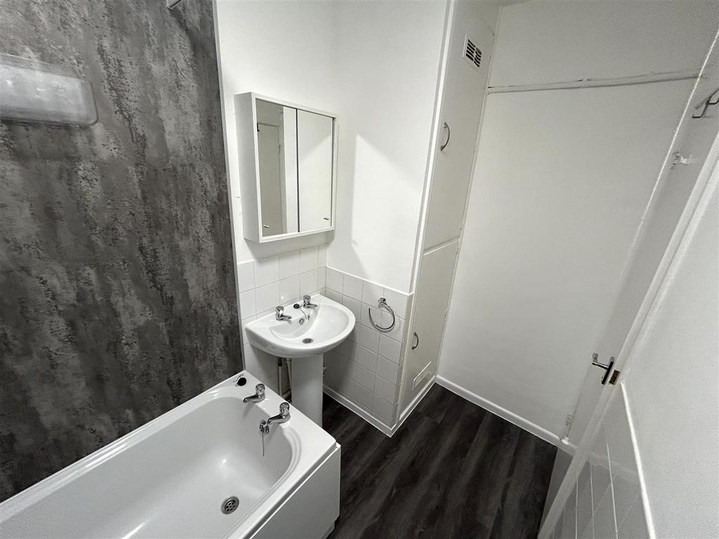 Bathroom 2.JPG