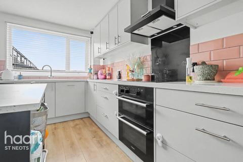 3 bedroom semi-detached house for sale, Howitts Gardens, Eynesbury