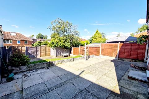 2 bedroom semi-detached house to rent, Woodward Road, Prestwich, M25