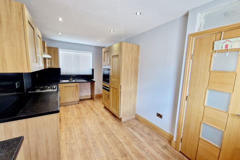 2 bedroom semi-detached house to rent, Woodward Road, Prestwich, M25